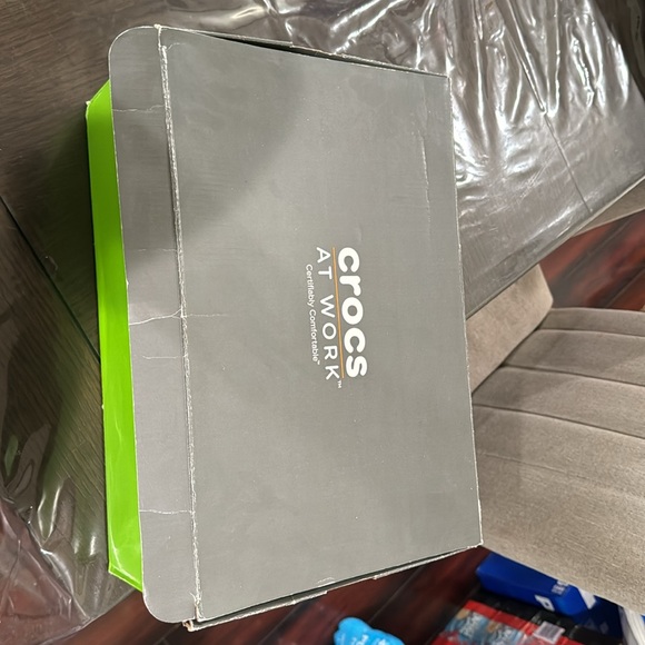 Looking to sell my gently used pair of Work Crocs, size 9. - Picture 6 of 7